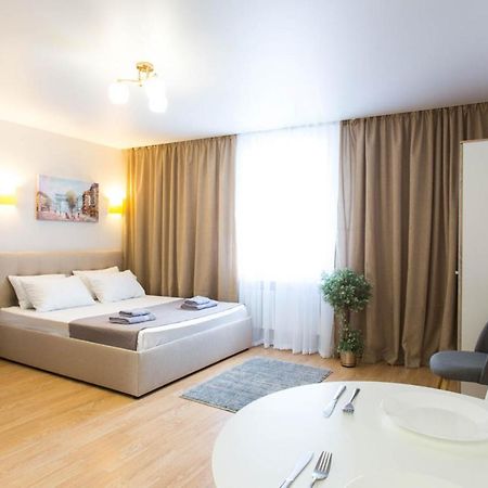 Apartment In The City Center - Gimnasiyna Naberezhna 24A-1 Charkiv Exteriör bild