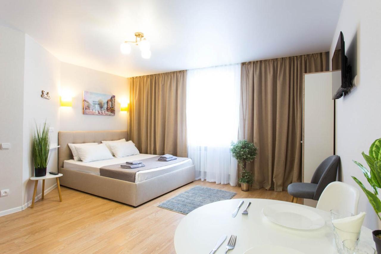Apartment In The City Center - Gimnasiyna Naberezhna 24A-1 Charkiv Exteriör bild