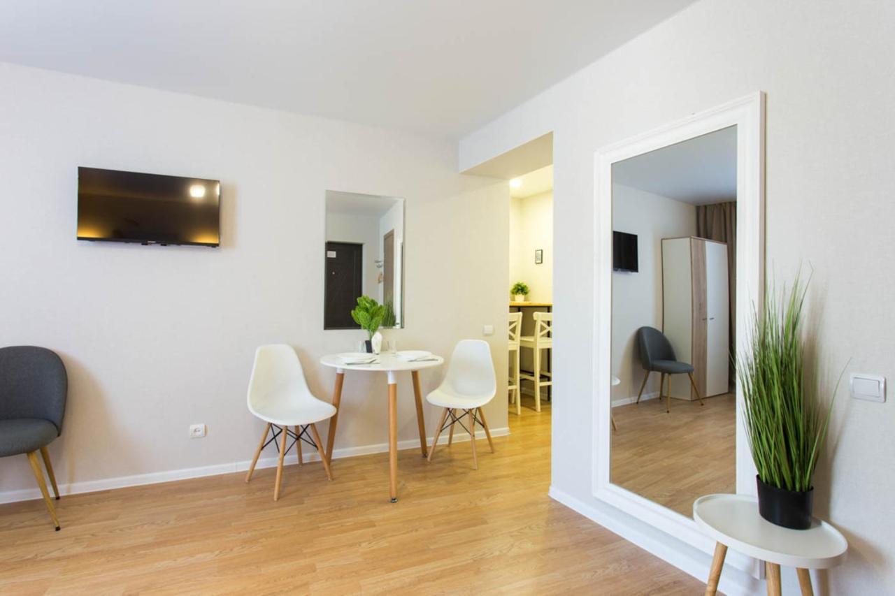 Apartment In The City Center - Gimnasiyna Naberezhna 24A-1 Charkiv Exteriör bild
