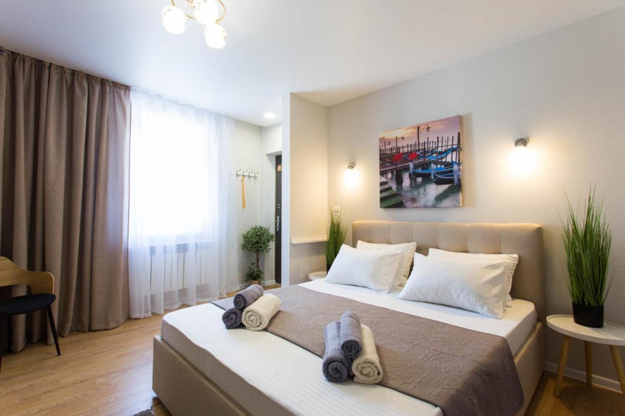 Apartment In The City Center - Gimnasiyna Naberezhna 24A-1 Charkiv Exteriör bild