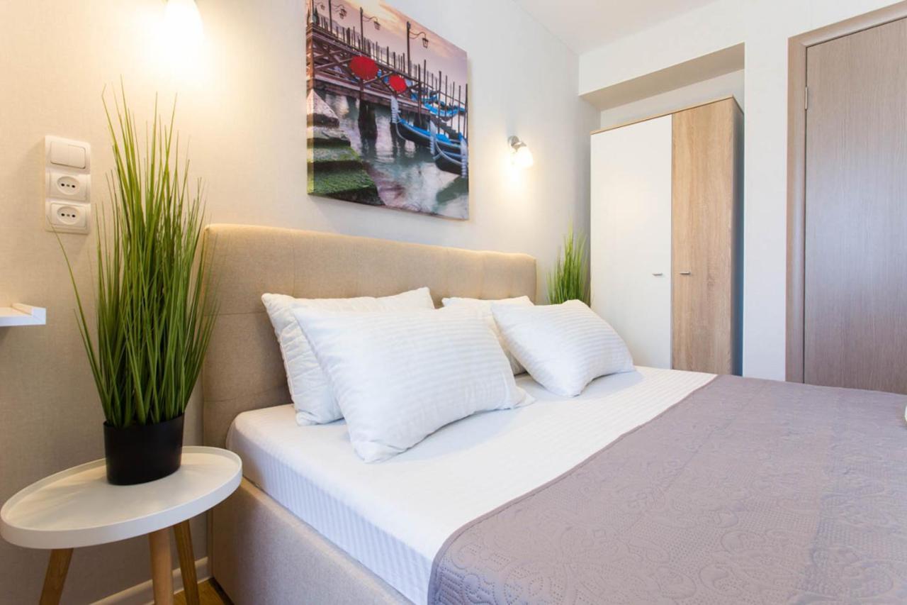 Apartment In The City Center - Gimnasiyna Naberezhna 24A-1 Charkiv Exteriör bild