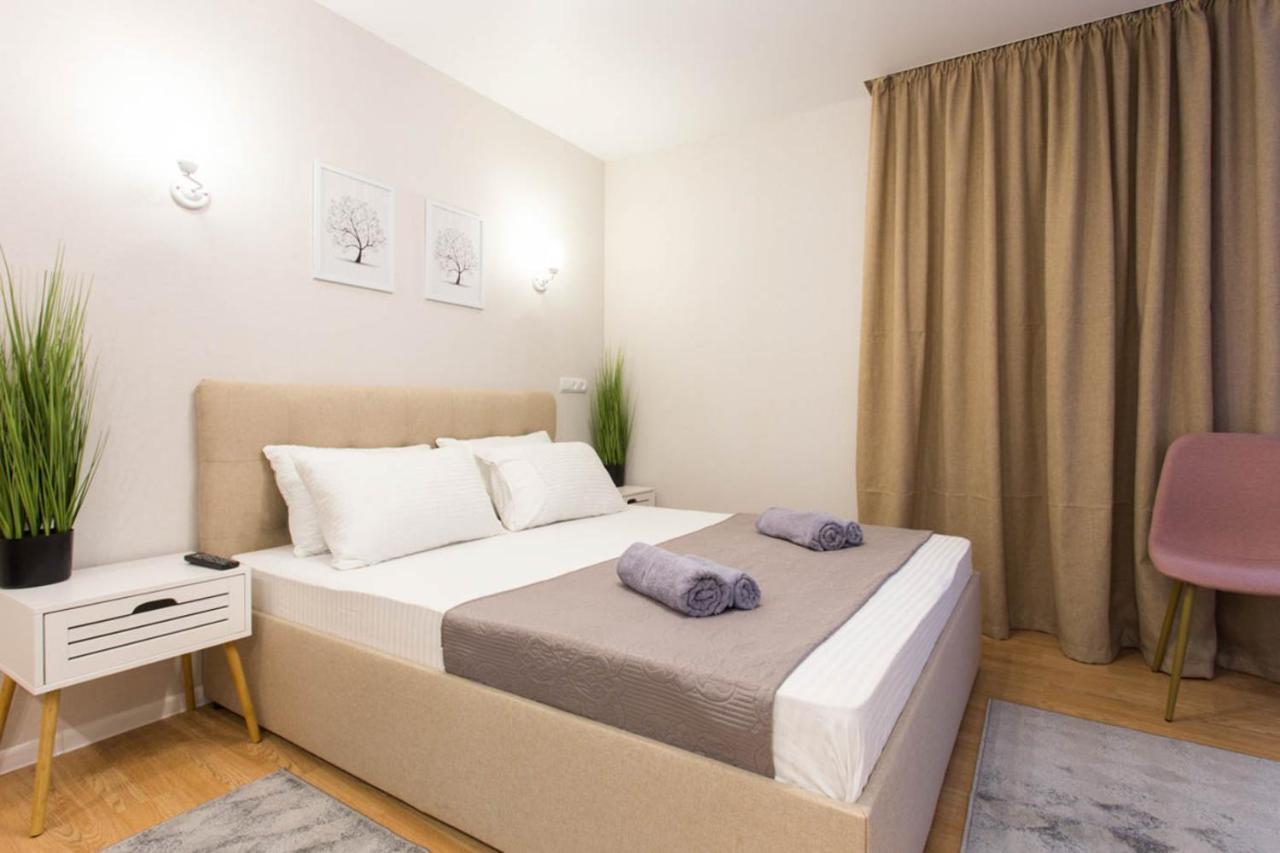 Apartment In The City Center - Gimnasiyna Naberezhna 24A-1 Charkiv Exteriör bild