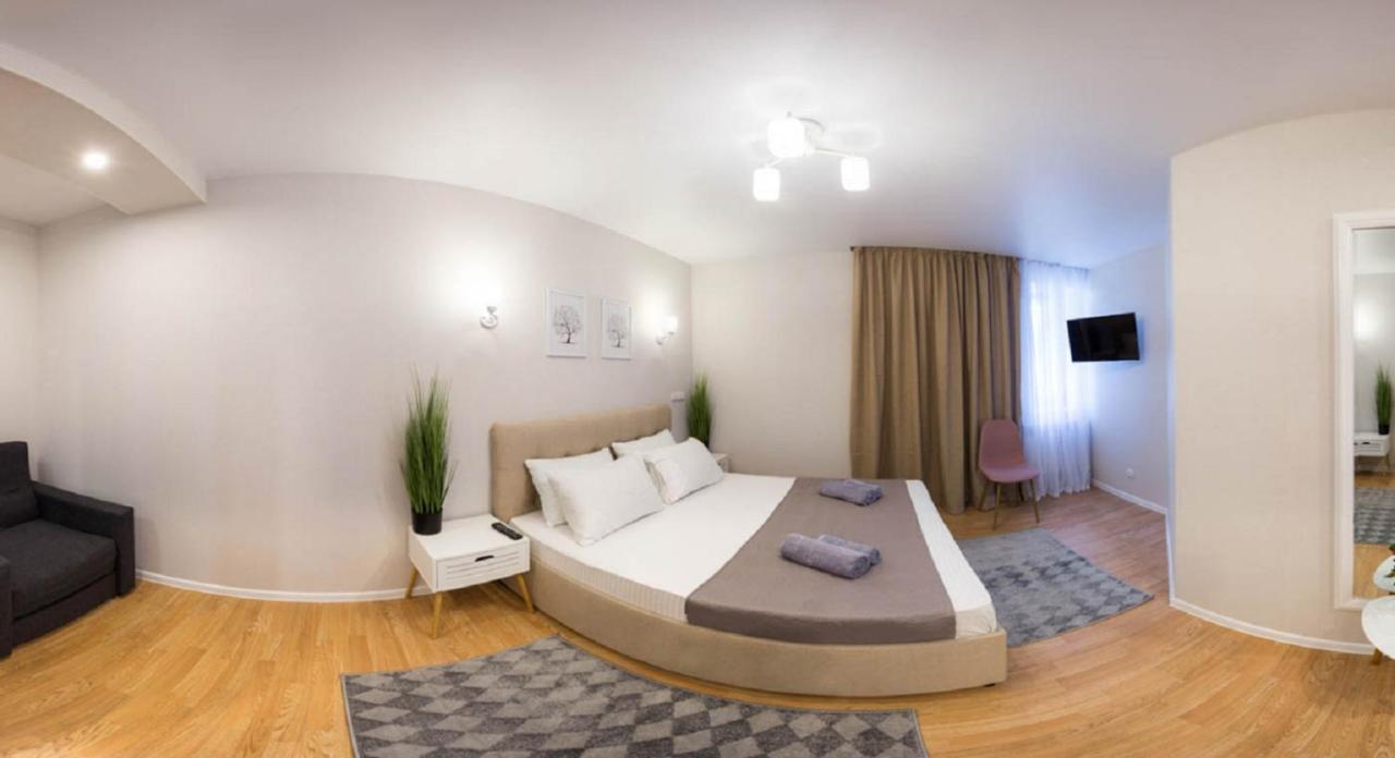 Apartment In The City Center - Gimnasiyna Naberezhna 24A-1 Charkiv Exteriör bild