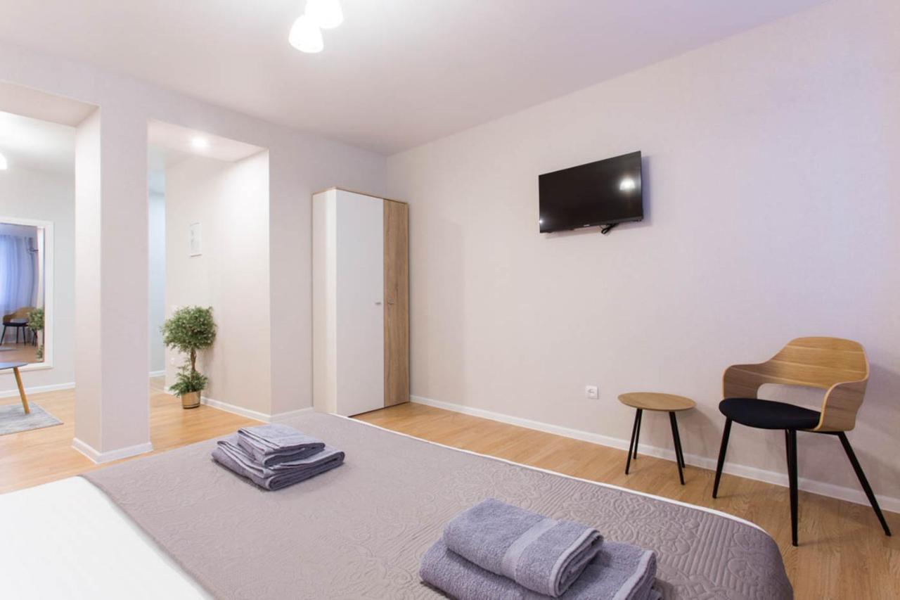 Apartment In The City Center - Gimnasiyna Naberezhna 24A-1 Charkiv Exteriör bild