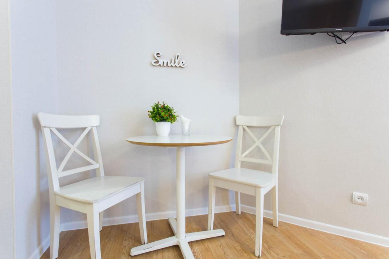 Apartment In The City Center - Gimnasiyna Naberezhna 24A-1 Charkiv Exteriör bild
