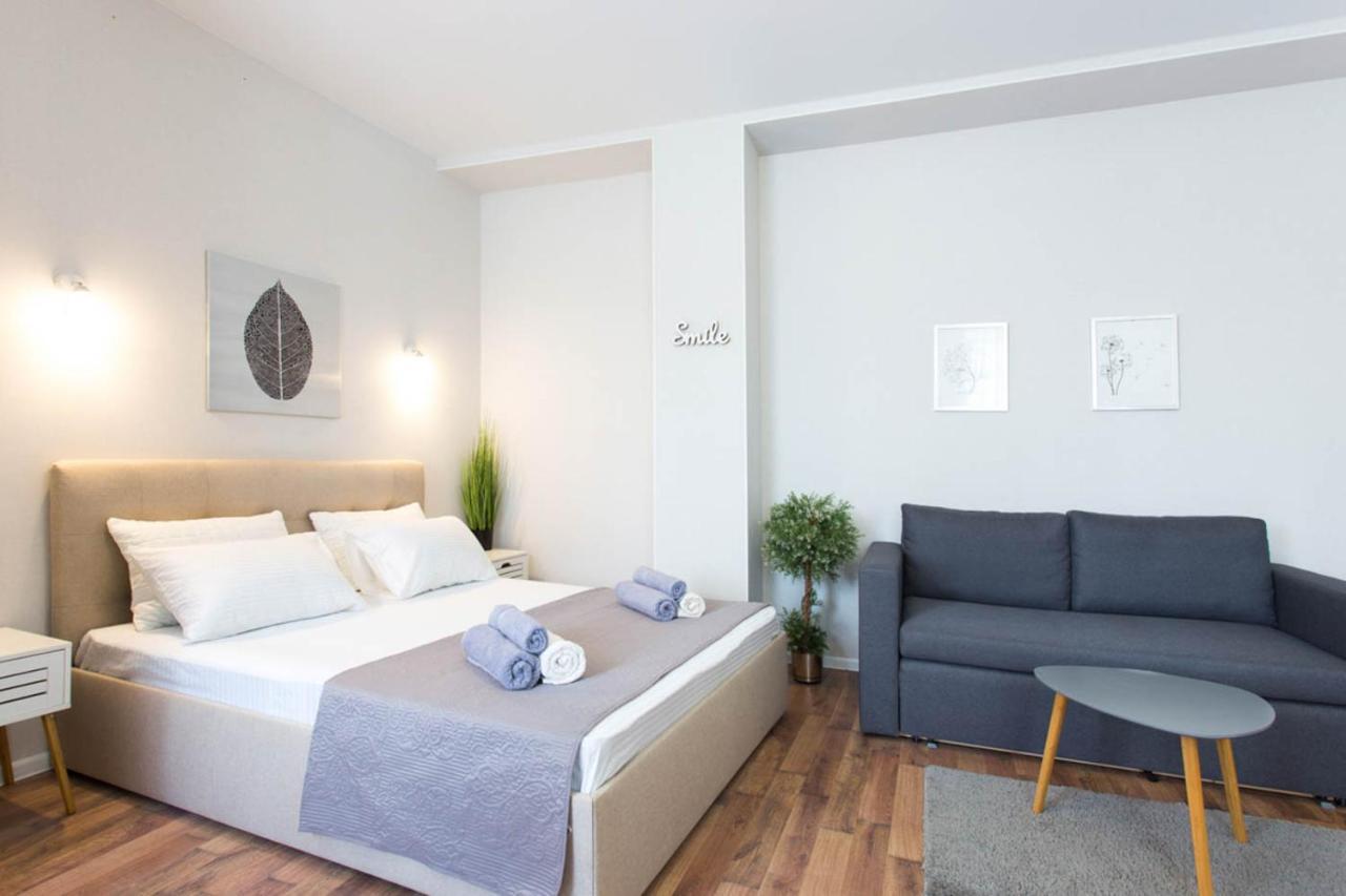 Apartment In The City Center - Gimnasiyna Naberezhna 24A-1 Charkiv Exteriör bild