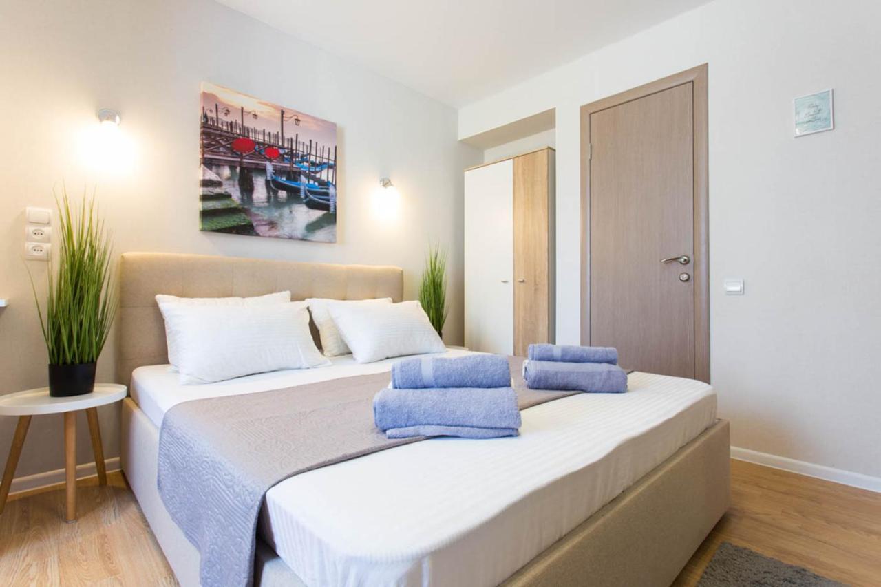 Apartment In The City Center - Gimnasiyna Naberezhna 24A-1 Charkiv Exteriör bild