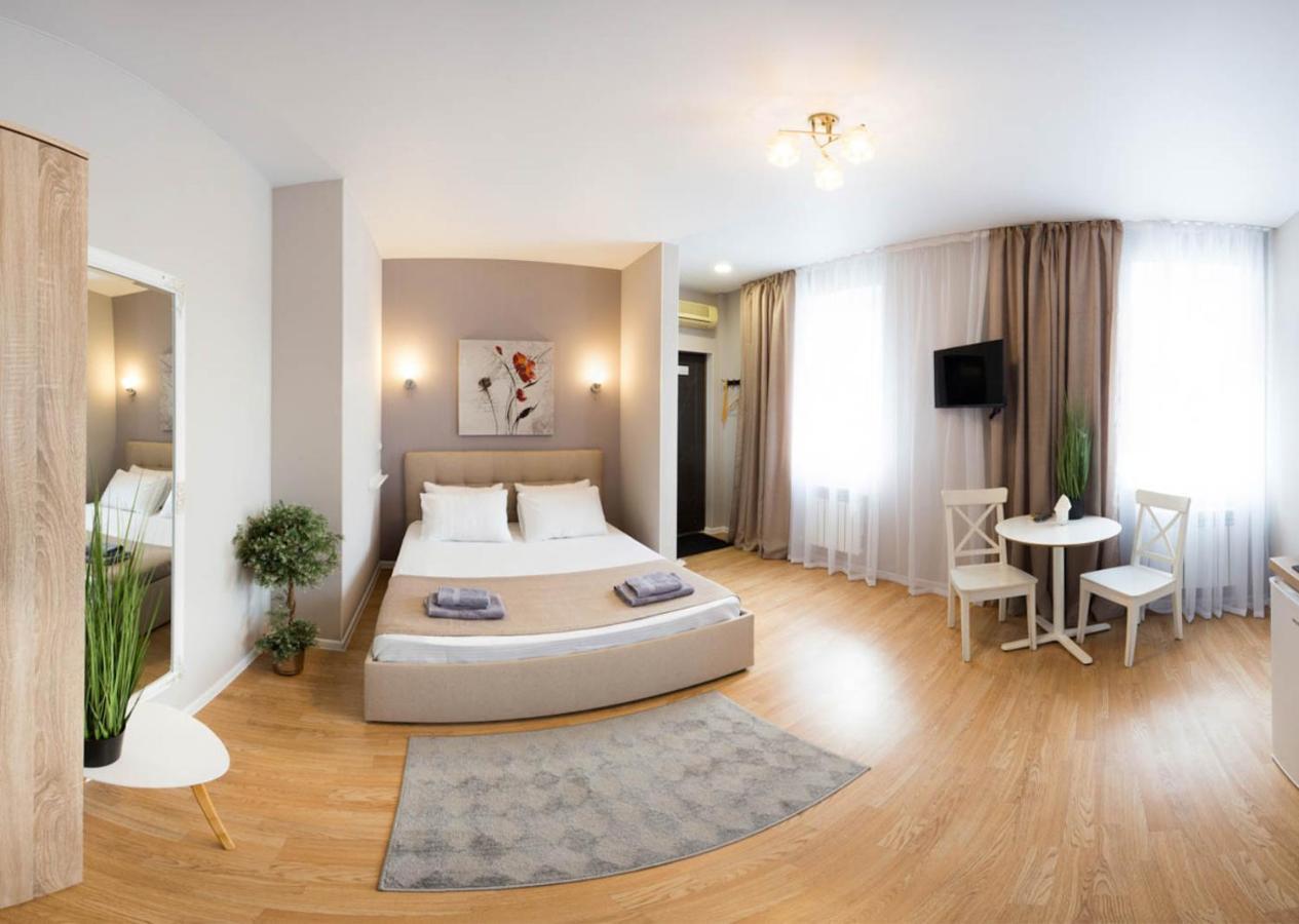 Apartment In The City Center - Gimnasiyna Naberezhna 24A-1 Charkiv Exteriör bild
