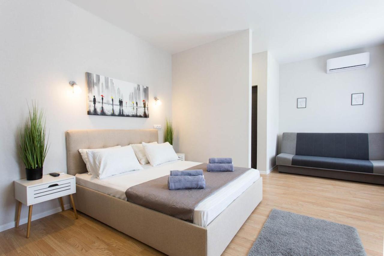 Apartment In The City Center - Gimnasiyna Naberezhna 24A-1 Charkiv Exteriör bild