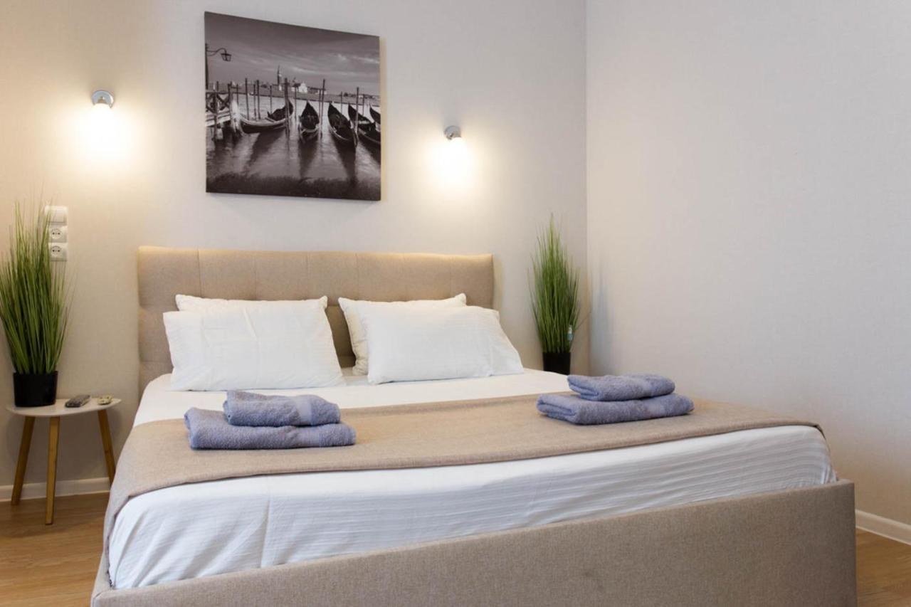 Apartment In The City Center - Gimnasiyna Naberezhna 24A-1 Charkiv Exteriör bild