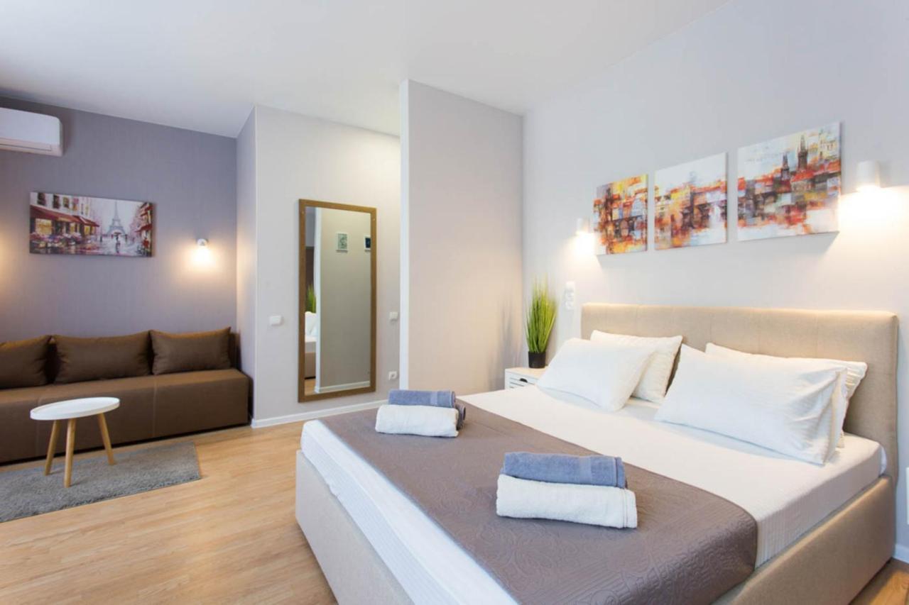 Apartment In The City Center - Gimnasiyna Naberezhna 24A-1 Charkiv Exteriör bild