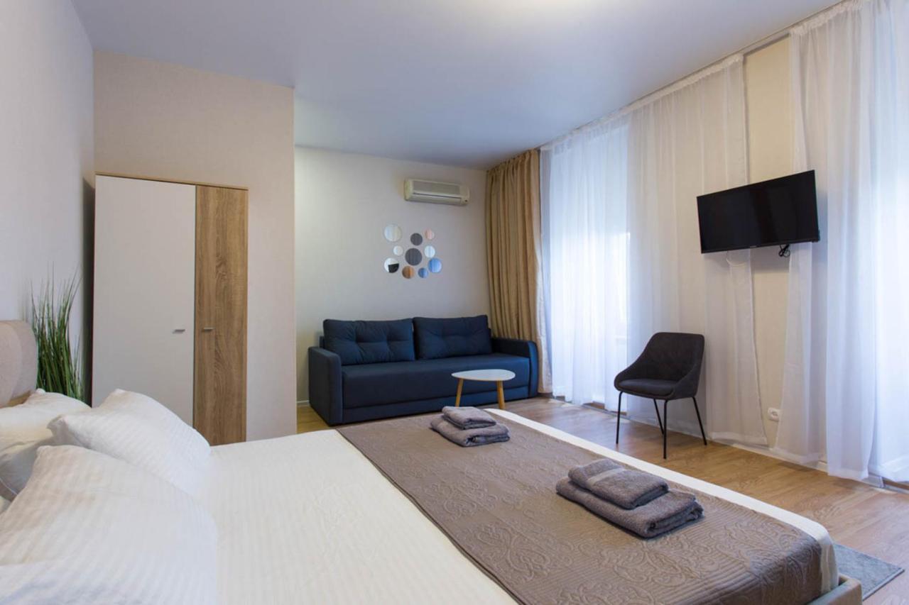 Apartment In The City Center - Gimnasiyna Naberezhna 24A-1 Charkiv Exteriör bild