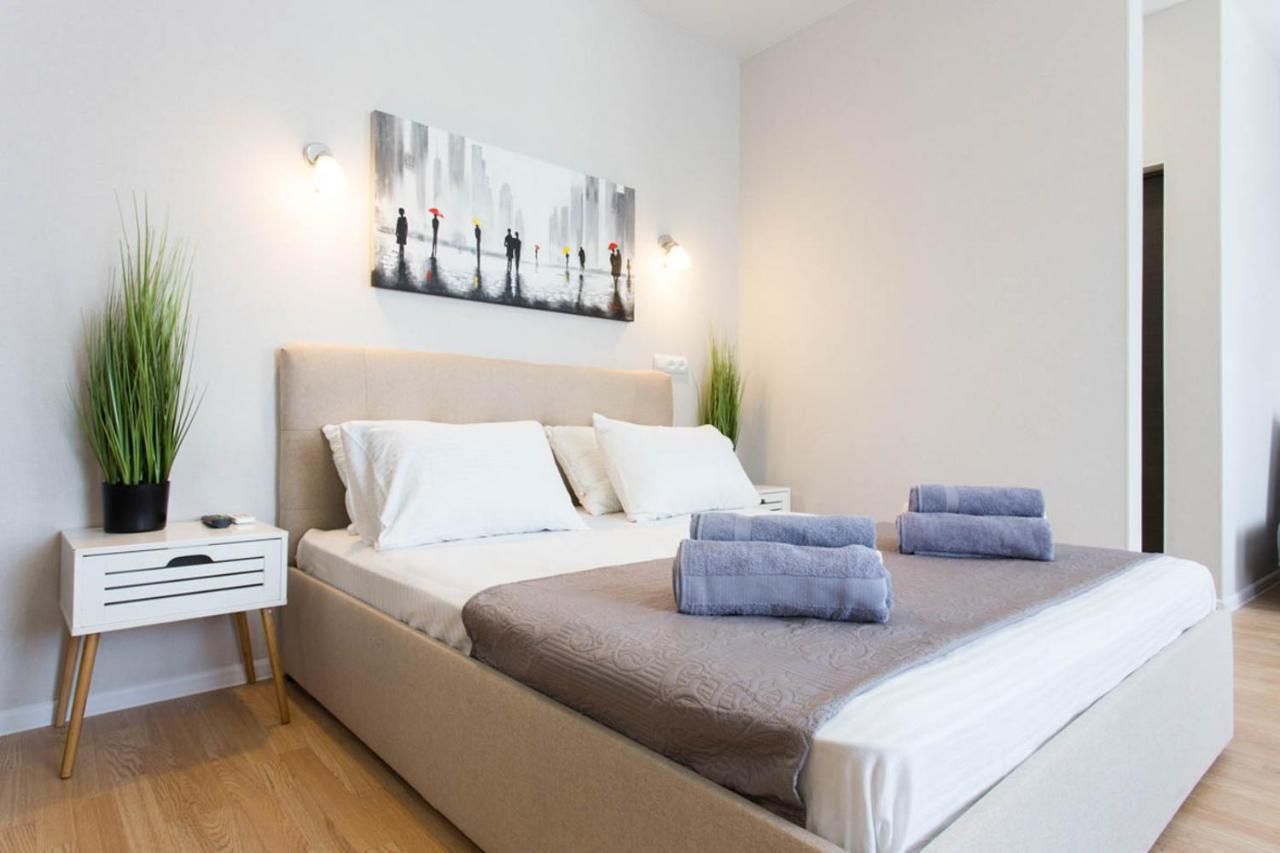 Apartment In The City Center - Gimnasiyna Naberezhna 24A-1 Charkiv Exteriör bild