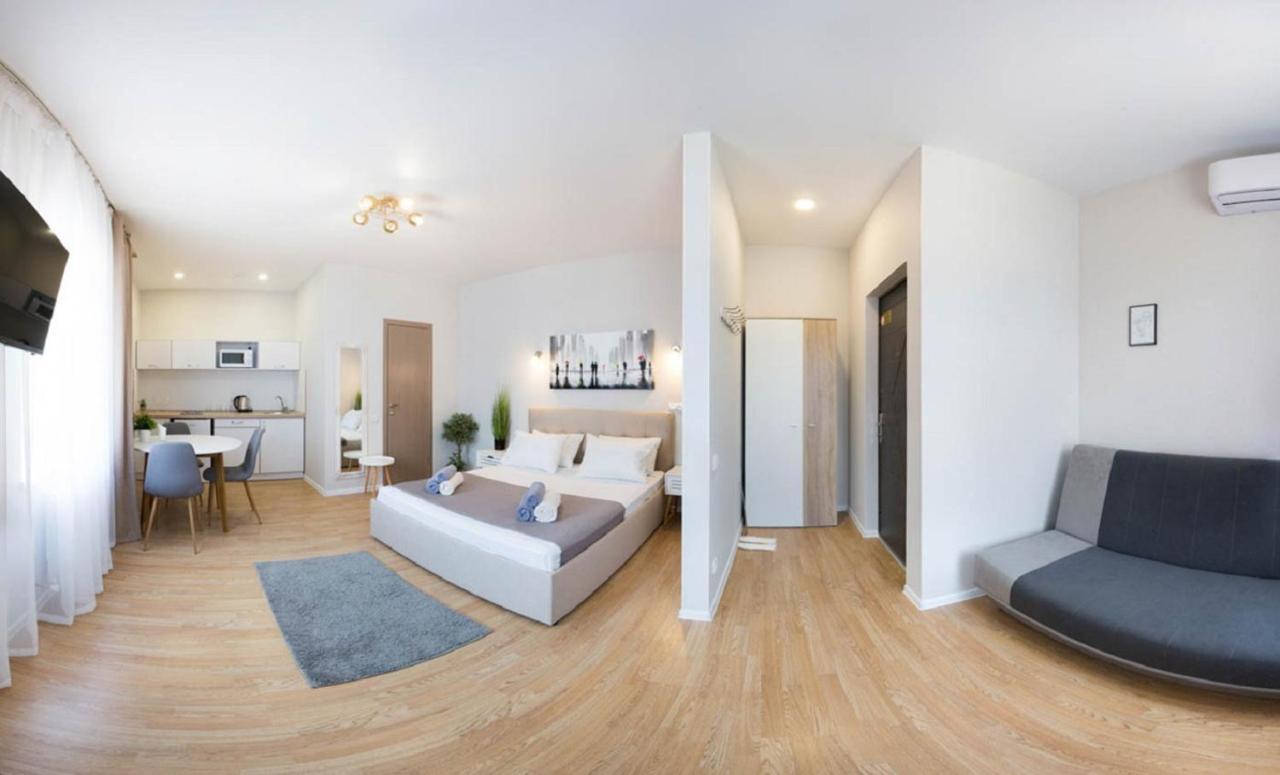 Apartment In The City Center - Gimnasiyna Naberezhna 24A-1 Charkiv Exteriör bild