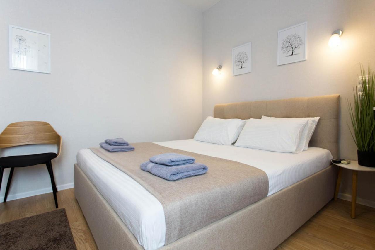Apartment In The City Center - Gimnasiyna Naberezhna 24A-1 Charkiv Exteriör bild