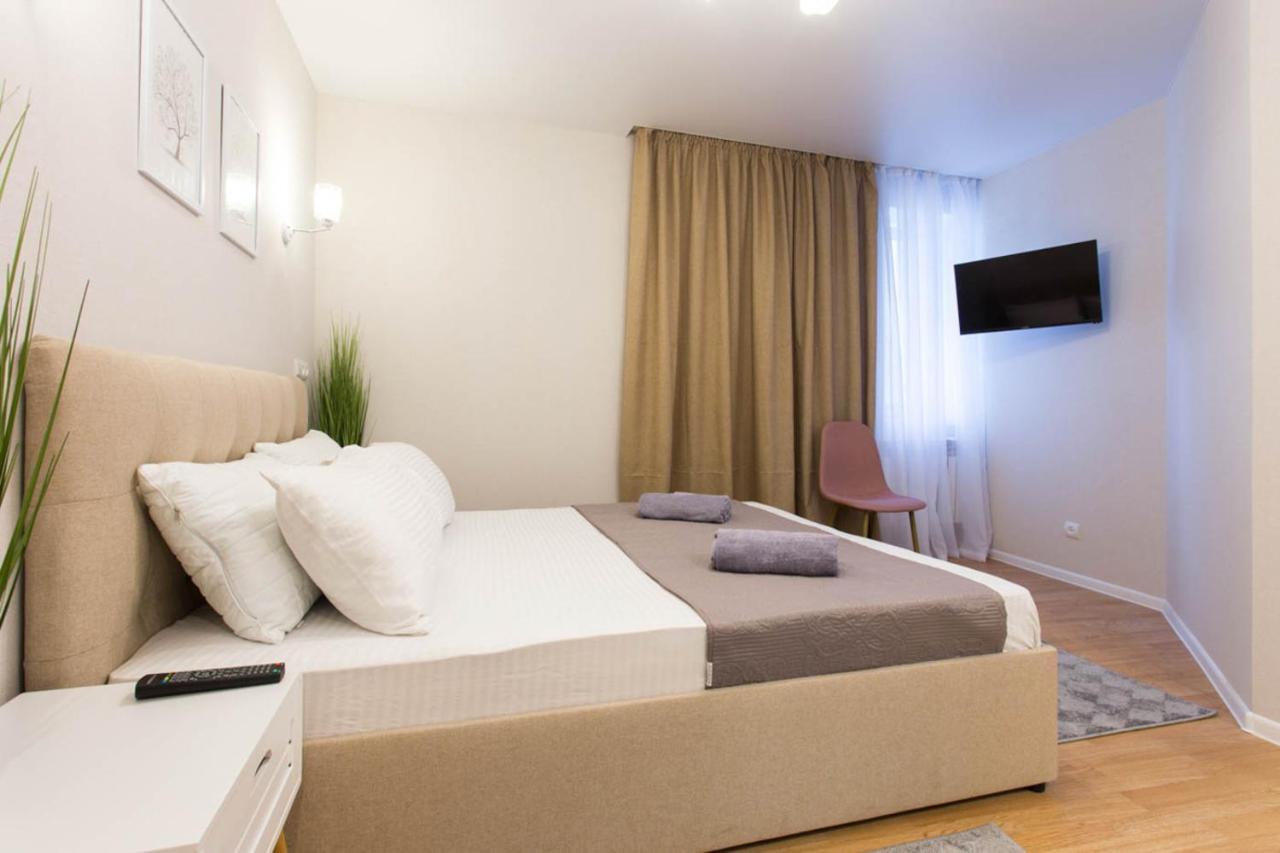 Apartment In The City Center - Gimnasiyna Naberezhna 24A-1 Charkiv Exteriör bild