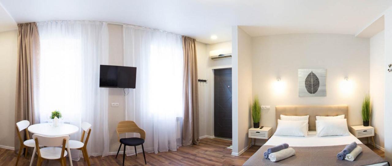 Apartment In The City Center - Gimnasiyna Naberezhna 24A-1 Charkiv Exteriör bild