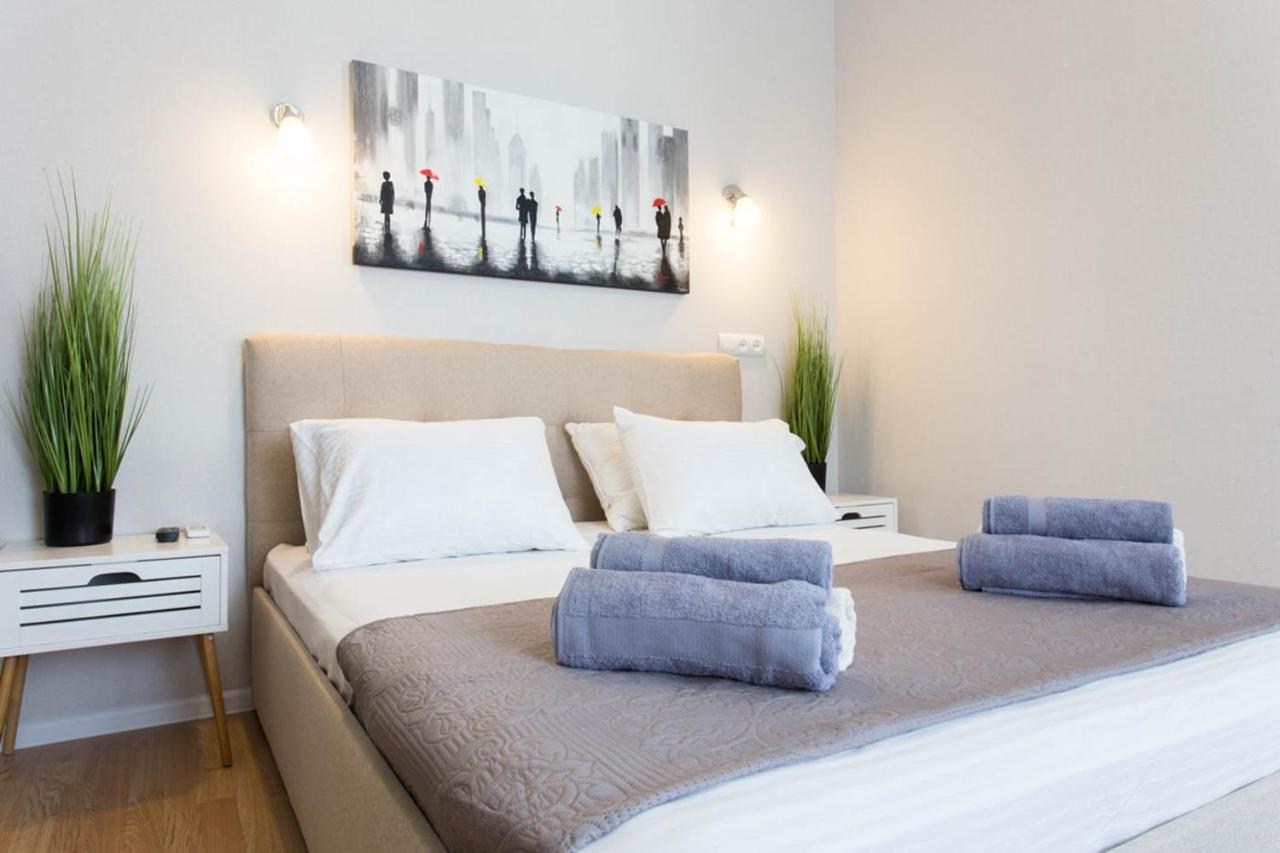 Apartment In The City Center - Gimnasiyna Naberezhna 24A-1 Charkiv Exteriör bild
