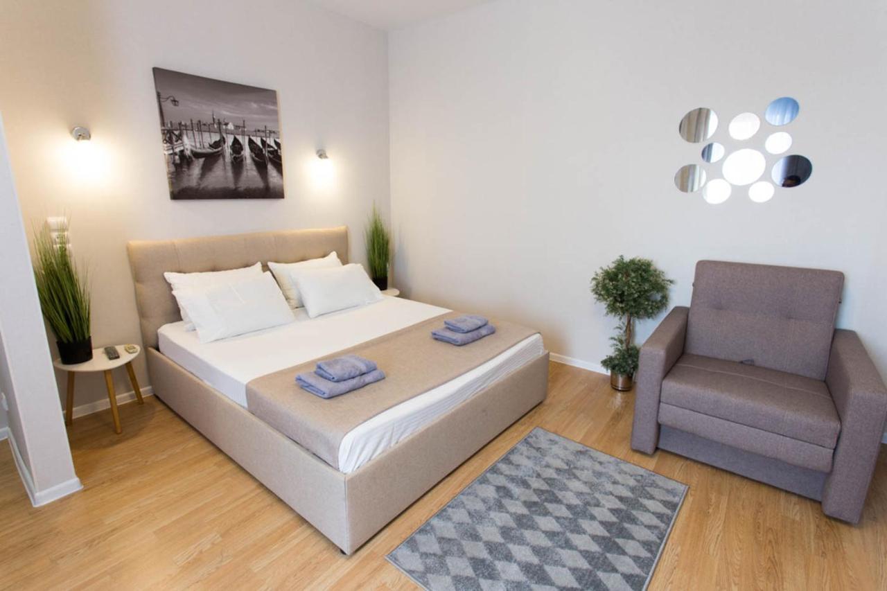Apartment In The City Center - Gimnasiyna Naberezhna 24A-1 Charkiv Exteriör bild