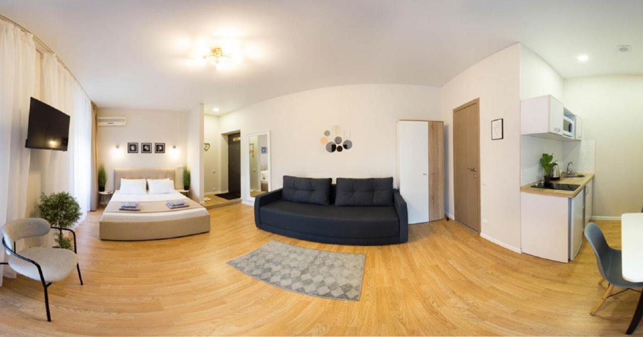 Apartment In The City Center - Gimnasiyna Naberezhna 24A-1 Charkiv Exteriör bild