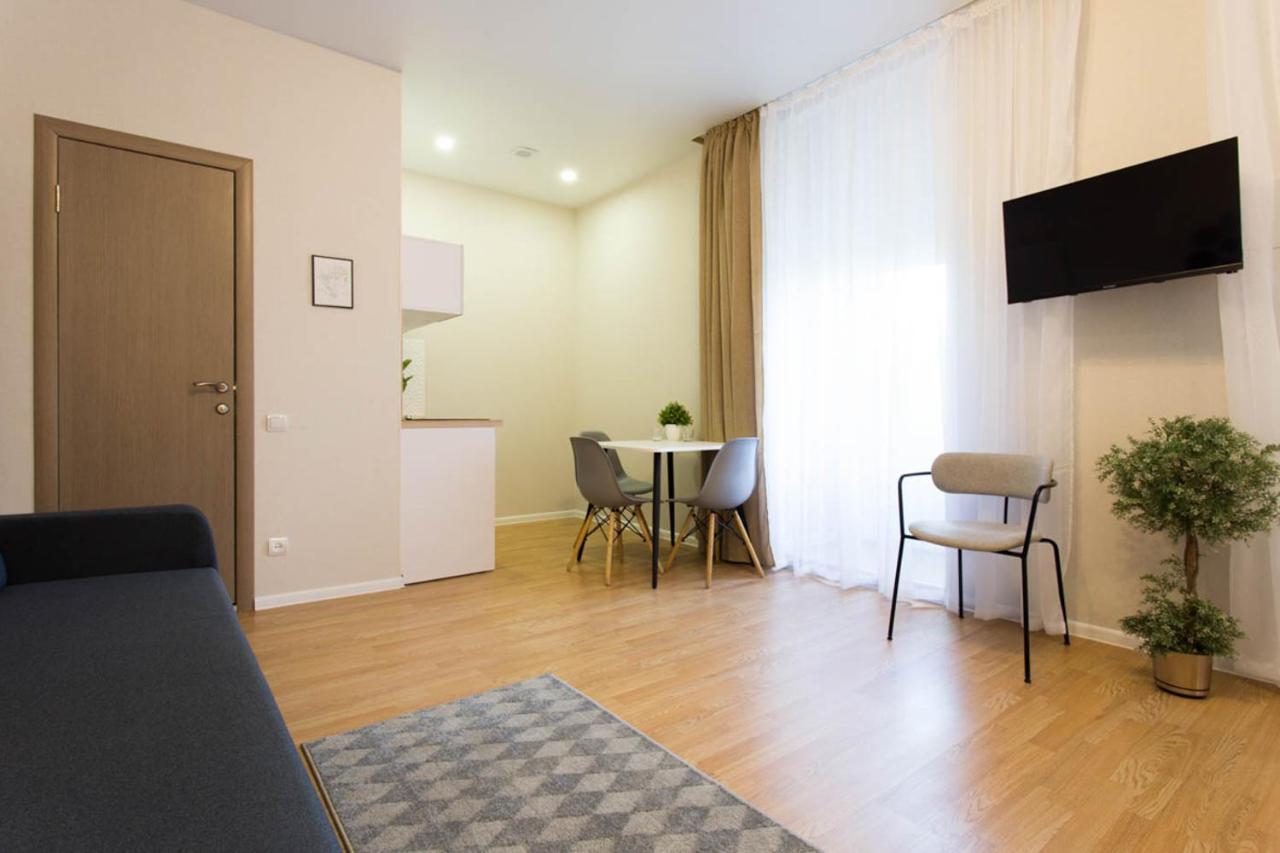 Apartment In The City Center - Gimnasiyna Naberezhna 24A-1 Charkiv Exteriör bild