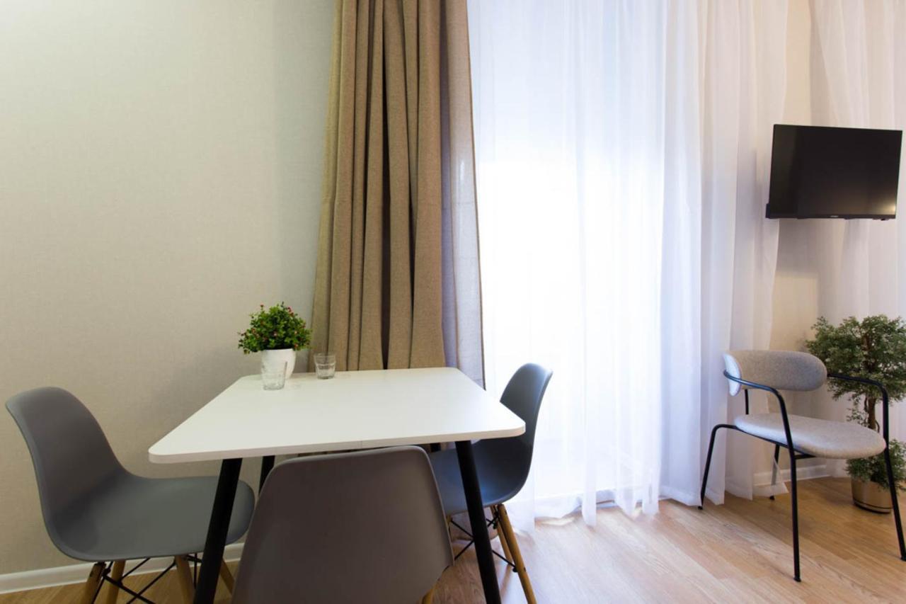 Apartment In The City Center - Gimnasiyna Naberezhna 24A-1 Charkiv Exteriör bild