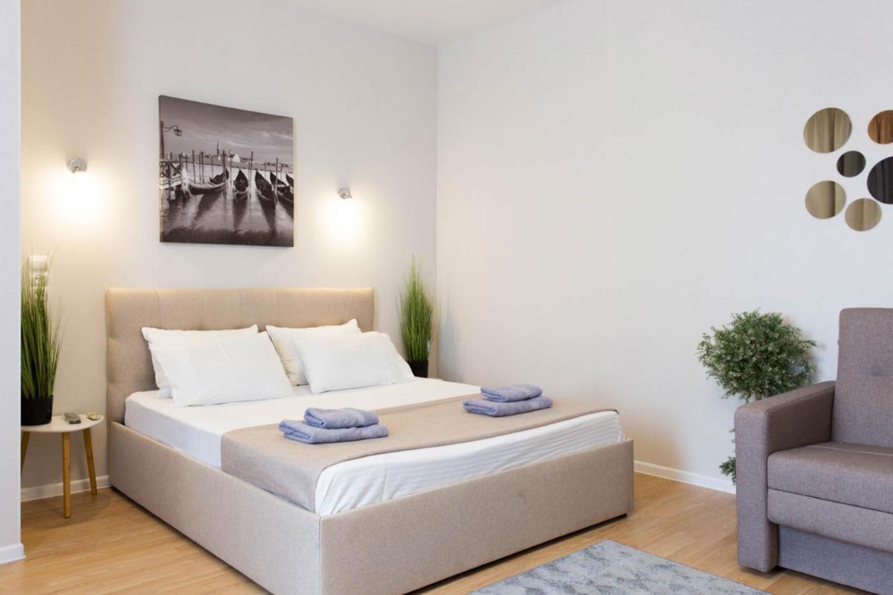 Apartment In The City Center - Gimnasiyna Naberezhna 24A-1 Charkiv Exteriör bild