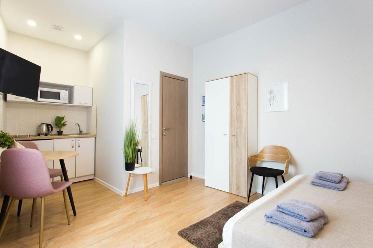 Apartment In The City Center - Gimnasiyna Naberezhna 24A-1 Charkiv Exteriör bild