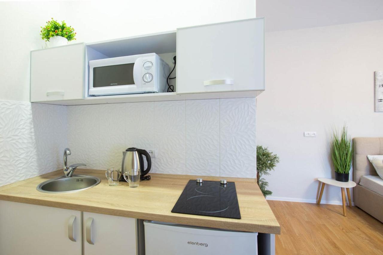Apartment In The City Center - Gimnasiyna Naberezhna 24A-1 Charkiv Exteriör bild