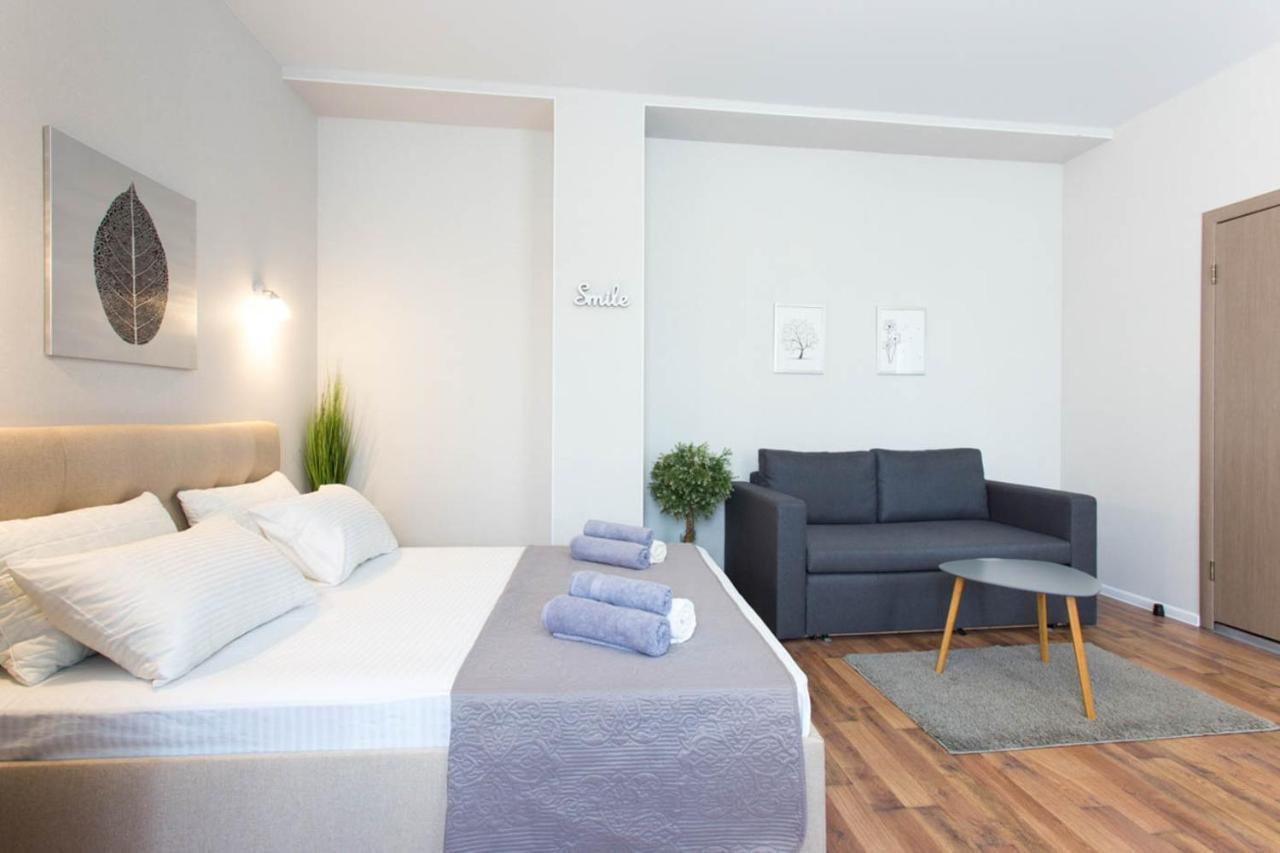 Apartment In The City Center - Gimnasiyna Naberezhna 24A-1 Charkiv Exteriör bild