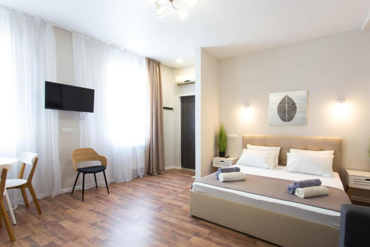 Apartment In The City Center - Gimnasiyna Naberezhna 24A-1 Charkiv Exteriör bild