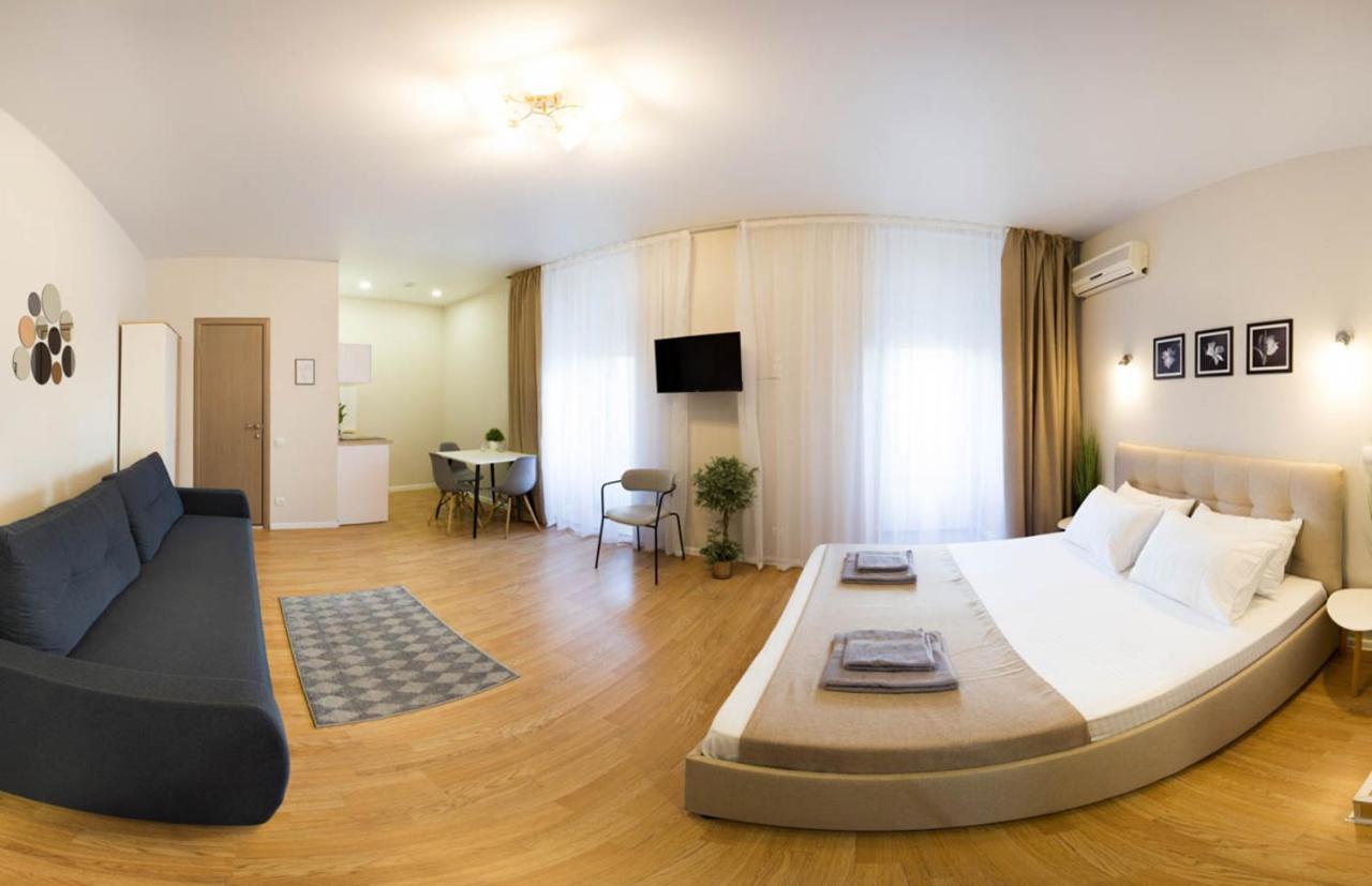 Apartment In The City Center - Gimnasiyna Naberezhna 24A-1 Charkiv Exteriör bild