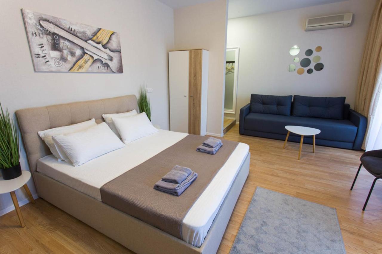 Apartment In The City Center - Gimnasiyna Naberezhna 24A-1 Charkiv Exteriör bild