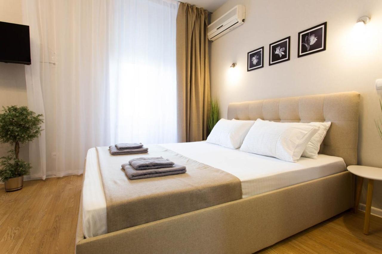 Apartment In The City Center - Gimnasiyna Naberezhna 24A-1 Charkiv Exteriör bild