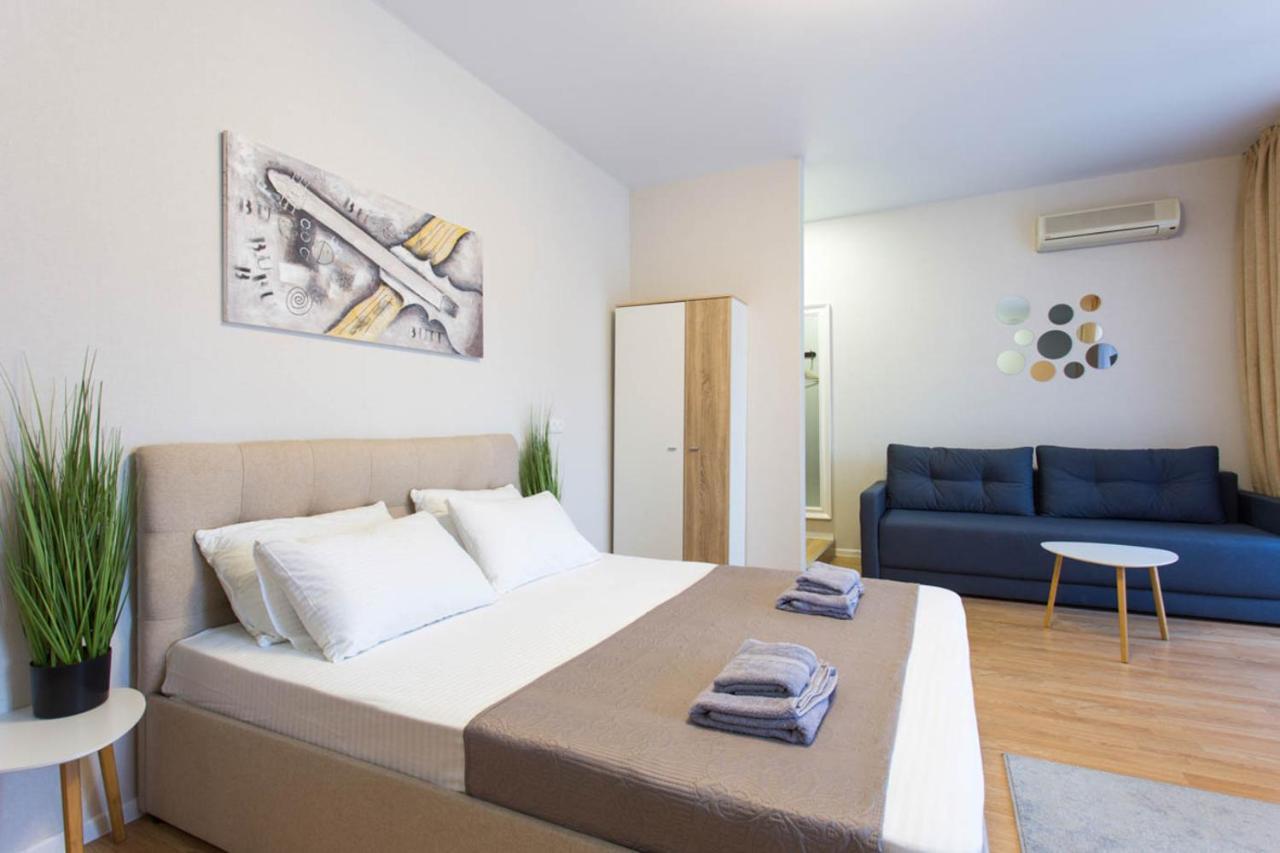 Apartment In The City Center - Gimnasiyna Naberezhna 24A-1 Charkiv Exteriör bild