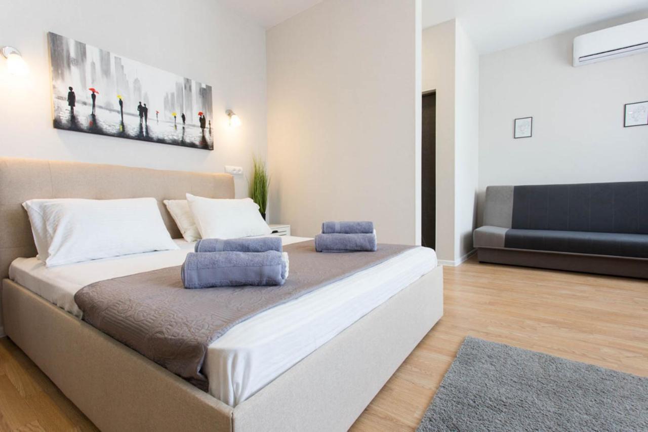 Apartment In The City Center - Gimnasiyna Naberezhna 24A-1 Charkiv Exteriör bild